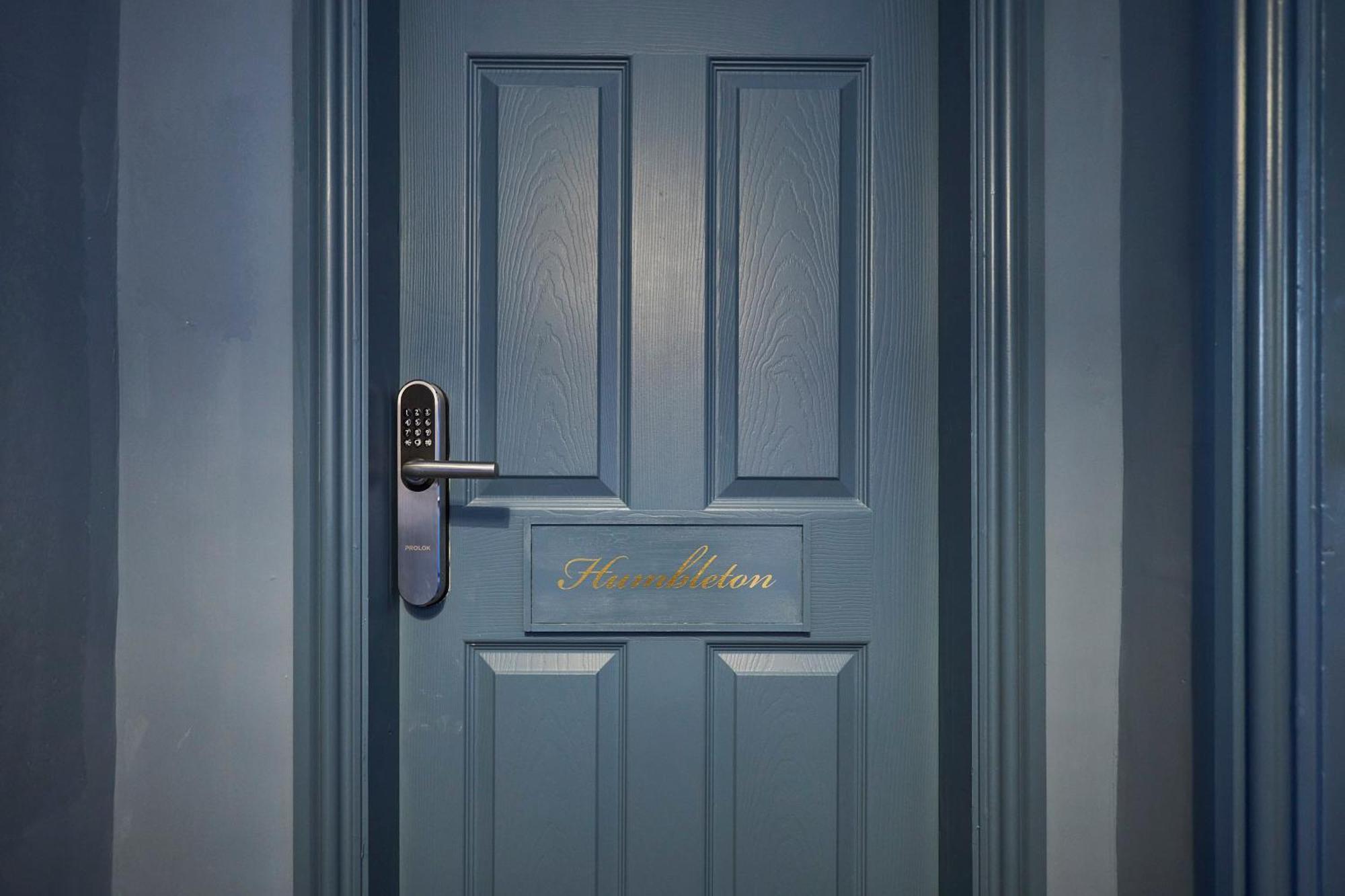Arlington House Hotel - Self Check-In Suites 울러 객실 사진
